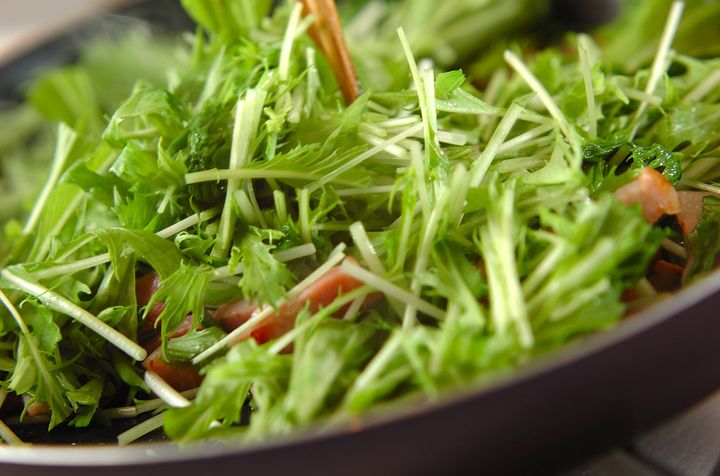 サッと作れる！ニンニク香る水菜とベーコンのシンプル炒めの作り方1