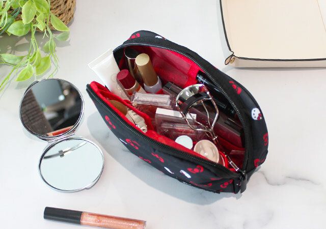 宝島社オトナミューズ4月号のアルティザン・アンド・アーティストとハローキティのコスメポーチ付録1