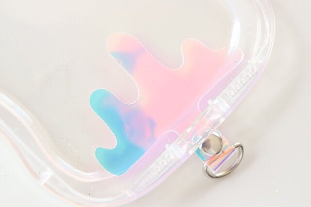 ダイソーのストラップホールシート2P オーロラをクリアケースに装着