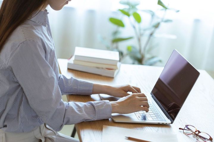 在宅勤務中の女性