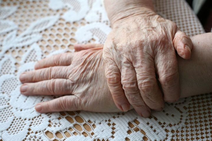 シニア女性の手元