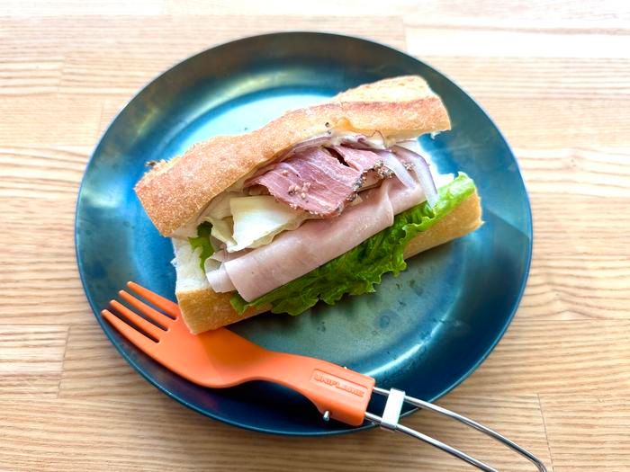 TAKIBING FRYPANにサンドイッチをのせた様子