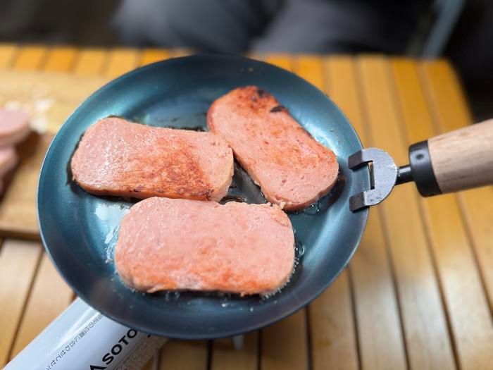 TAKINBING FRYPANでスパムを焼いている様子