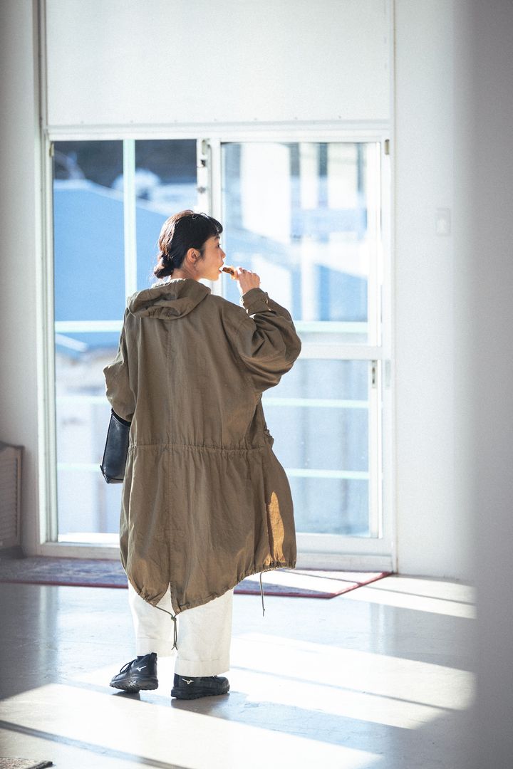 リネンのニットで春を意識！白いパンツと合わせて軽やかに【FUDGE FRIEND おしゃれさんの毎日コーディネート vol.504｜田中真里奈】