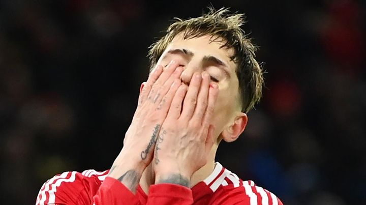 20歳逸材スター、チーム全員にご飯を驕ることに！その理由は交代後にロッカールーム直行騒動