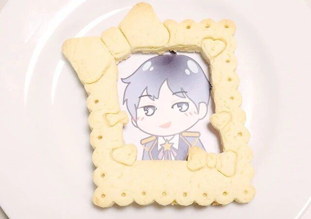 セリアの推し活できるデコクッキー型 推しフォトフレーム