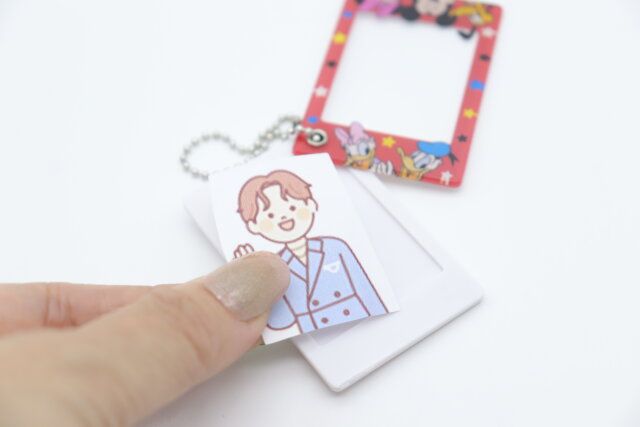 ダイソーのフォトキーホルダーに写真の入れ替えが簡単