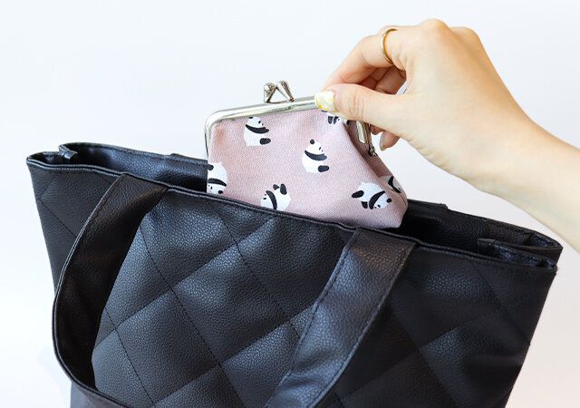 春色パンダ柄ポがま口ーチ バッグに入れたところ