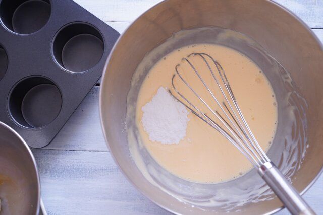 コンスターチをふるい入れる。