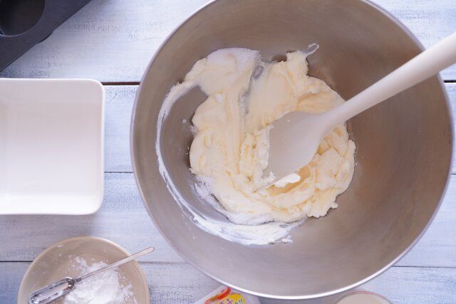 ボウルにクリームチーズに入れてゴムベラで滑らかにする。