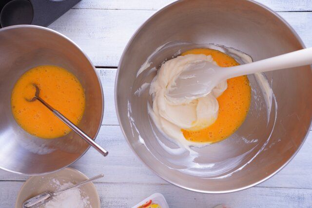 卵とクリームチーズを混ぜる