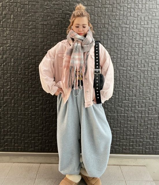 しまむらのライトピンクの「カツラギビッグGジャン」×スウェットパンツ