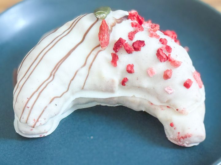 「クロワッサンラスク」ストロベリーホワイトチョコ