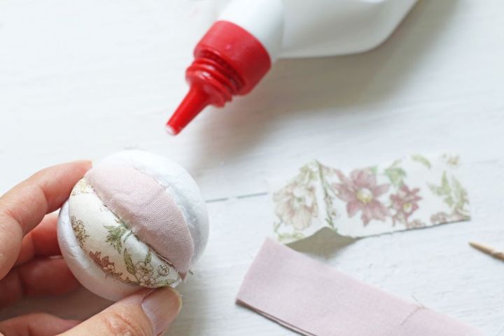 無地の布を貼る