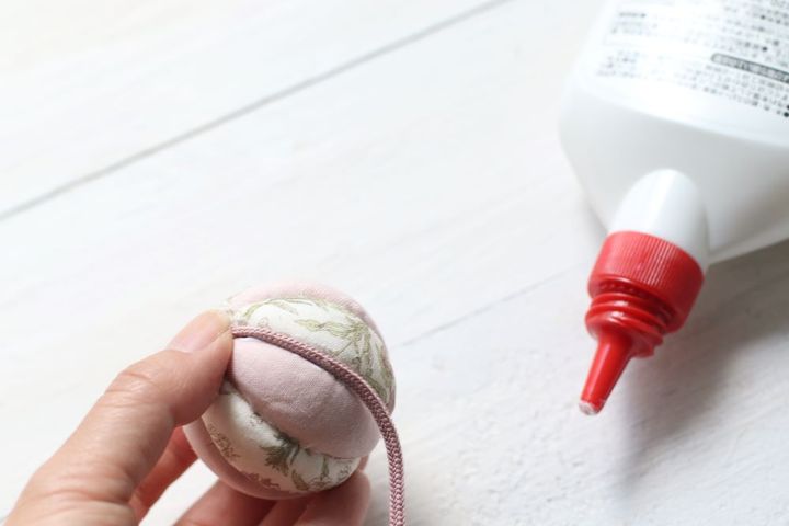 カラー紐を貼る