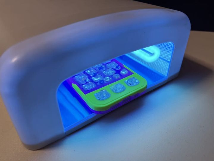 サンスター文具 ボンボンドロップシール ダイソー スマホケース 作り方 ハンドメイド 可愛い UVレジン LED UVライト 硬化中