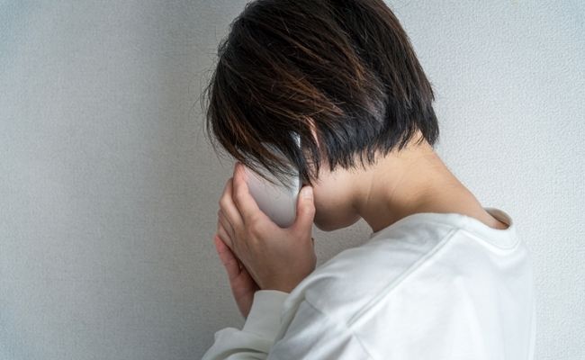 電話をする女性