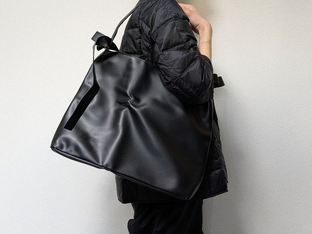 SISTERAUDREYリボンバグ持ったところ