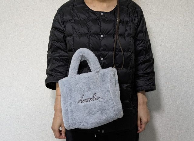ダズリンファーバッグ肩から掛けたところ