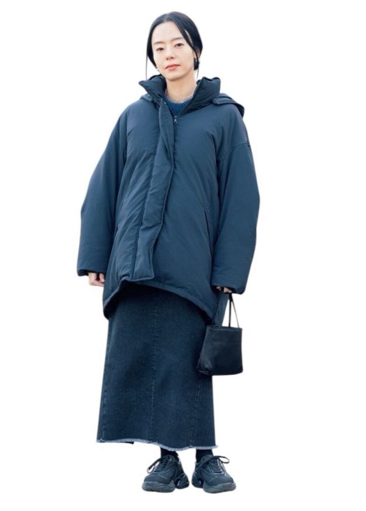 ロネルのダウンコートに、アカネウツノミヤのデニムスカートの着こなし