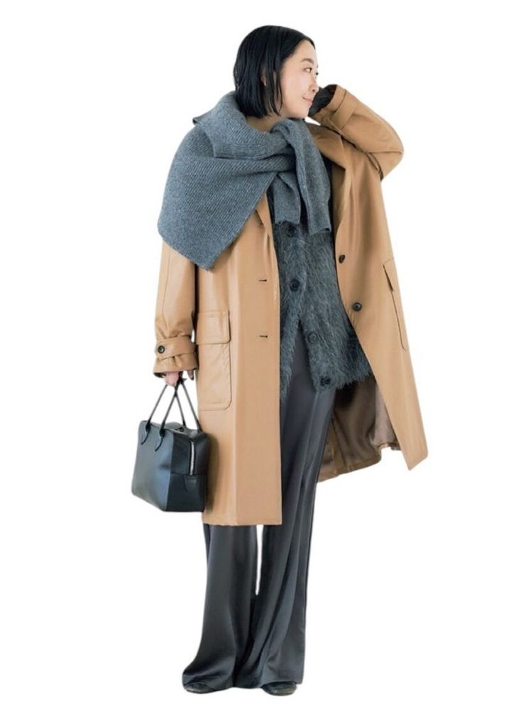 ジェイドットのキャメルのアウターにグレーパンツの着こなし