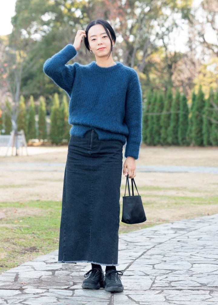 ジュンミカミのニットにアカネウツノミヤのスカートのコーデ