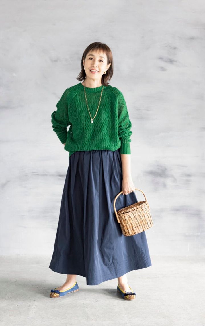 ニット¥26,400、スカート¥26,400／ともにル シェル ド ハリス、ネックレス¥16,500、バッグ¥15,400／ともにハリス、靴／参考商品（すべて金万）、ピアス¥27,060／ピニャッタ（ズットホリック）