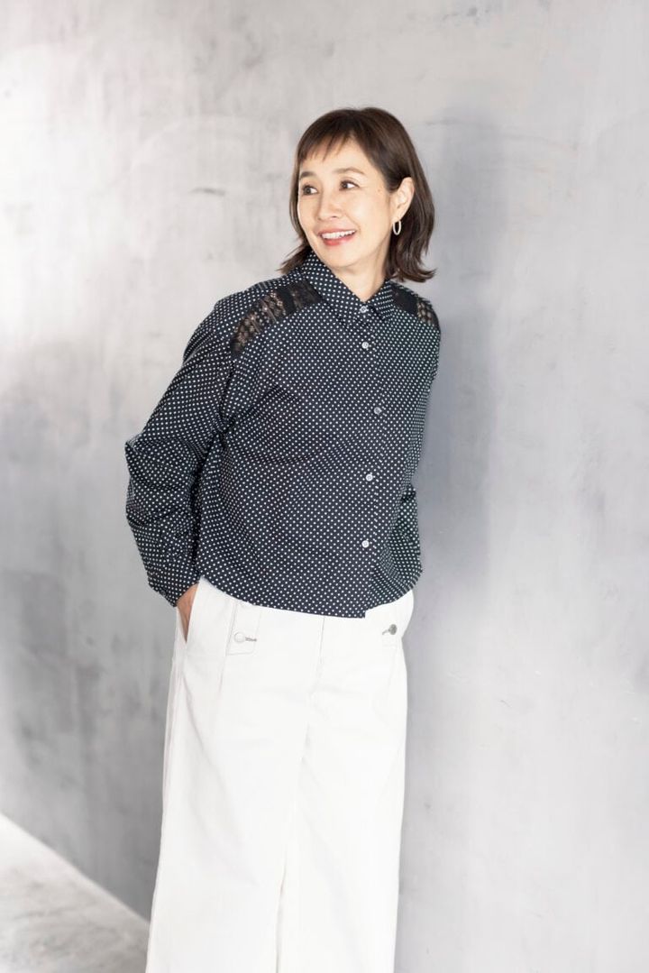 シャツ¥22,000、デニムパンツ¥20.900／ともにル シェル ド ハリス（金万）、ピアス¥18,700／バルブス（ズットホリック）