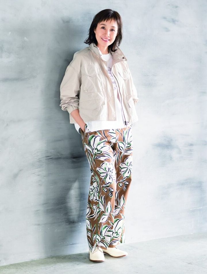 ジャケット¥35,200、Tシャツ¥8,250、パンツ¥24,200／すべてル シェル ド ハリス、ネックレス¥17,600／ハリス、靴¥42,900／ディヴィナ（すべて金万）