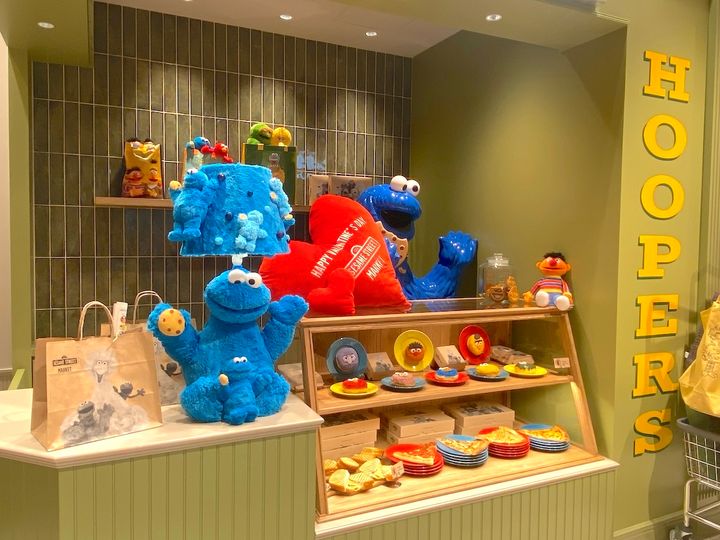 「フーパーズストア」を再現したエリア内にいるクッキーモンスター