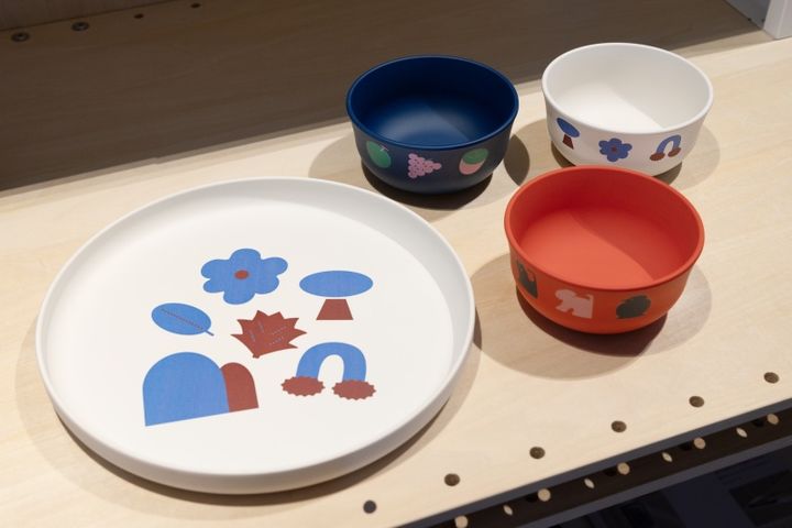福井県が全国シェア約80％を占める業務用漆器の技術と、卵の殻から生まれたバイオマス素材がコラボした子ども用食器「シェルミンキッズ」。プレート4290円、ボウル各2970円
