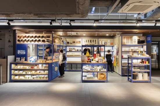 もの作りを通して新たな福井が見つかる、福井旅の発着地のような店をコンセプトにした福井駅前店。ⓒ片岡杏子