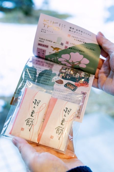 福井を代表する特産品を小分け包装した、みやげ配りに便利な「KIRITRIP」各種280円～。パッケージの内側には、特産品ゆかりの地の観光情報が記されています