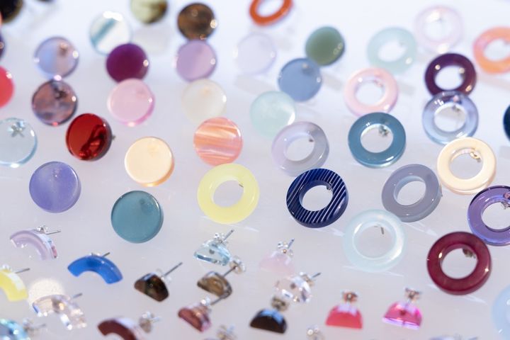 倉庫に眠っていたデッドストックの眼鏡フレーム素材を使用した「Sur」のレフトオーバーシリーズのピアス。1点物なので、左右で違う色や形を楽しんでみて。１ピース2090円