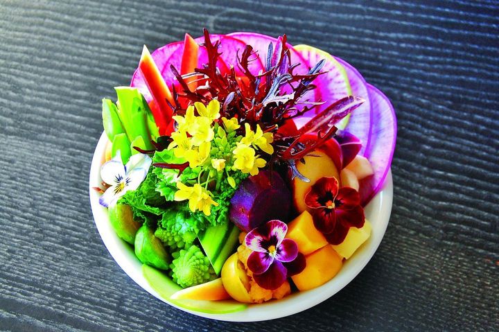 「本日のサラダ」1850円（ディナー限定）＊ランチは「本日のサラダミニ」700円のみ提供