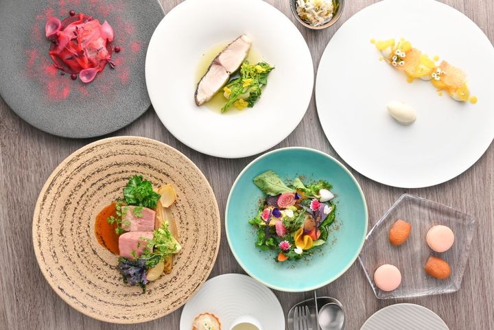 Dinner courseイメージ／「季節のアミューズ」「鎌倉野菜と旬の魚介を使った前菜」「メイン料理」「旬の果物を使った一皿」など提供食材内容は季節や仕入れにより変わります