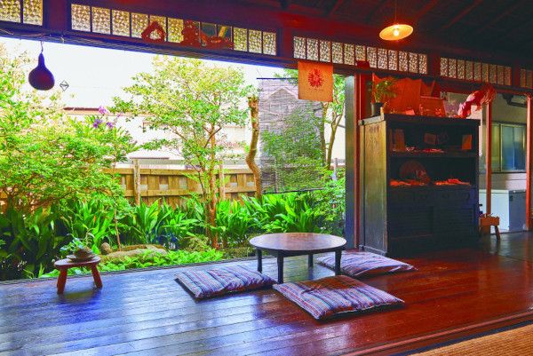 庭を見ながら縁側でひと息