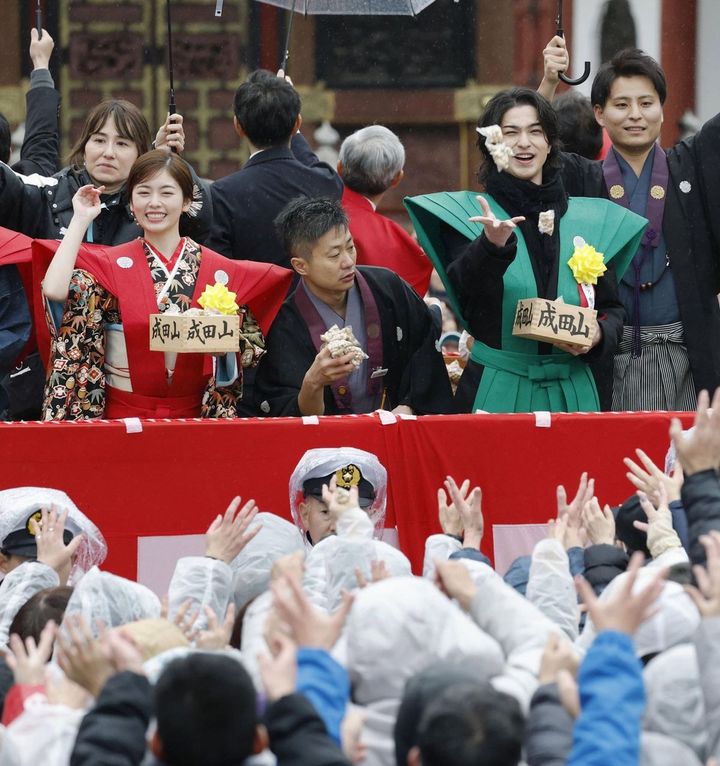 節分会で豆をまく大河ドラマ「べらぼう」の横浜流星（右）と瀬川役の小芝風花、2025年2月2日、千葉県成田山新勝寺