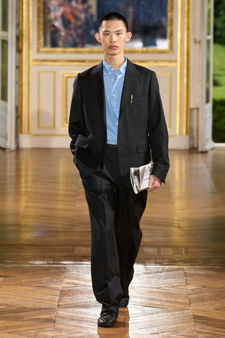 オーラリー 2025年春夏メンズコレクションより。