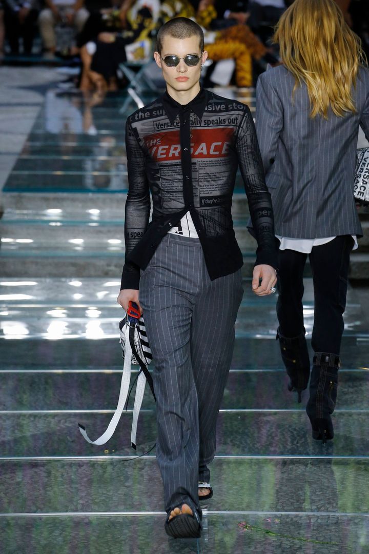 ヴェルサーチェ 2019年春夏メンズコレクションより。