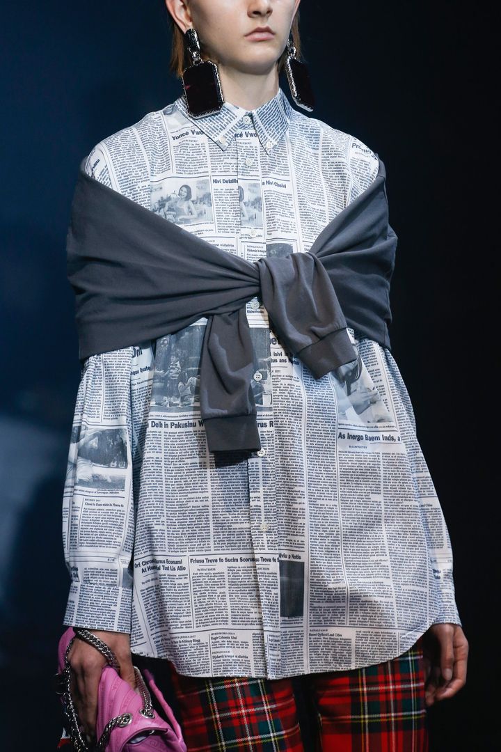 バレンシアガ 2018年春夏コレクションより。