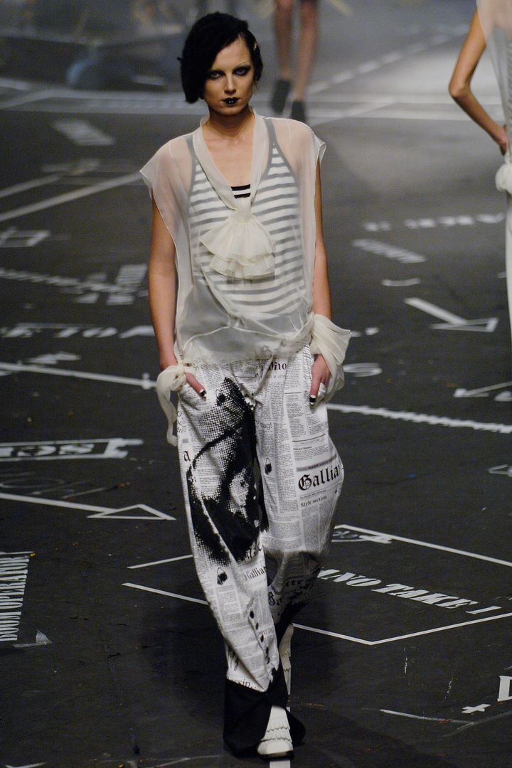 ジョン・ガリアーノ 2005-06年秋冬コレクションより。