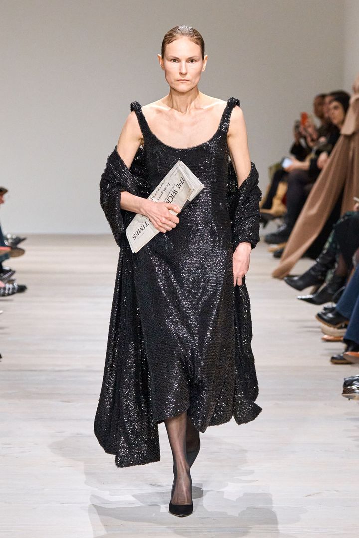 エミリア ウィックステッド 2025-26年秋冬コレクションより。