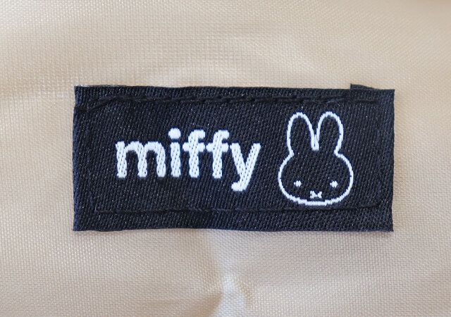 ミッフィーデザインの圧縮収納ポーチ ロゴタグ