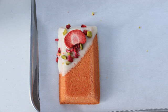 フリーズドライストロベリーや刻んだピスタチオをトッピング