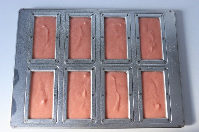 フィナンシェ型に生地を流し入れる。