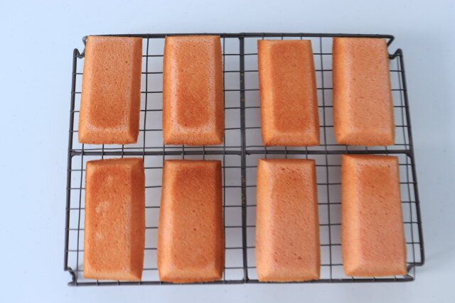 焼成後は型からすぐに外し、ひっくり返して網の上で冷ます。