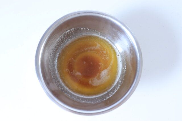 茶こしで漉した焦がしバター