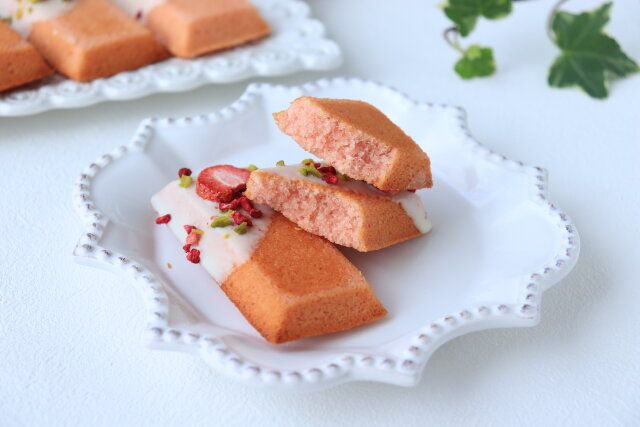 いちごフィナンシェ 半分にしたもの