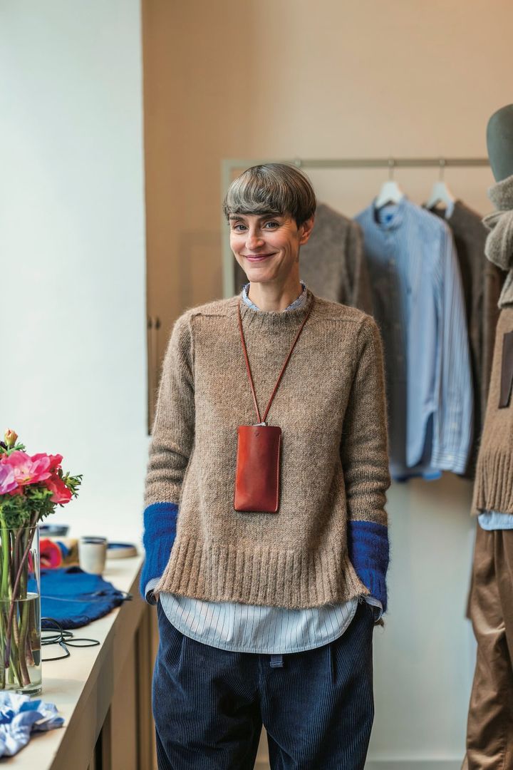 シンプルなのに、オシャレ。鮮やかなブルーが印象的なバイカラーニットのコーデ